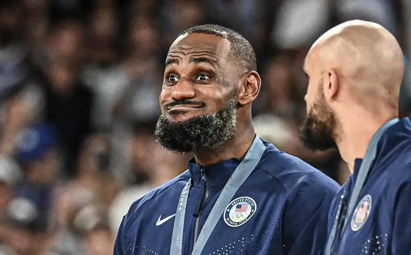 蜂鸟-詹姆斯回归赛场，势不可挡首场状态亮眼，中国队观众沸腾！的简单介绍