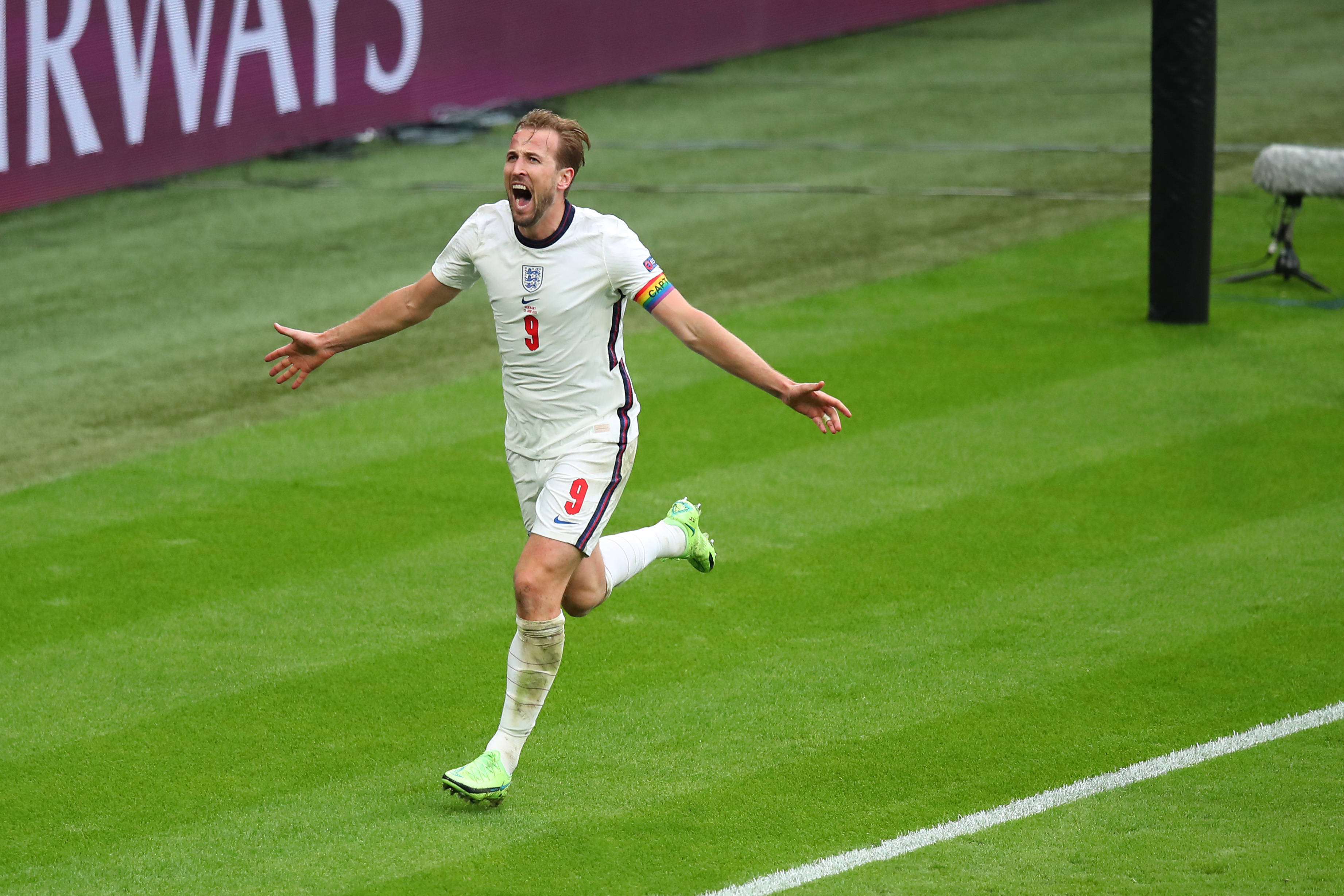 蜂鸟-包含凯恩迎来三赛季高光表现，尤文图斯球迷沸腾！的词条